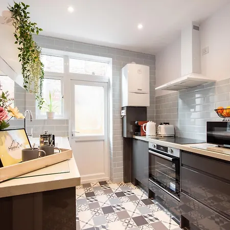 Victorian 2Br Apartment, King Beds, Fast Wifi, Near Shops, Cafes & Transport, E17 London Exterior photo