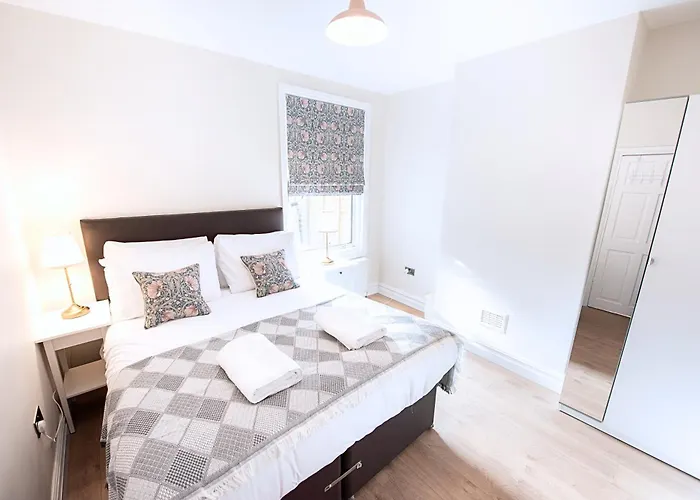 Victorian 2Br Apartment, King Beds, Fast Wifi, Near Shops, Cafes & Transport, E17