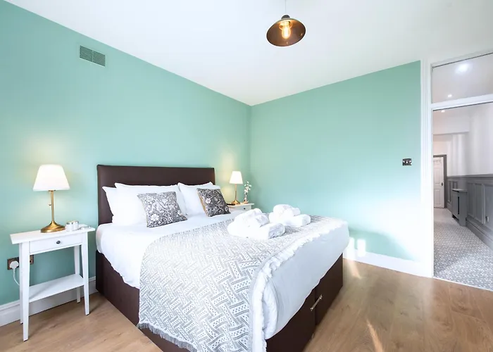 Victorian 2Br Apartment, King Beds, Fast Wifi, Near Shops, Cafes & Transport, E17