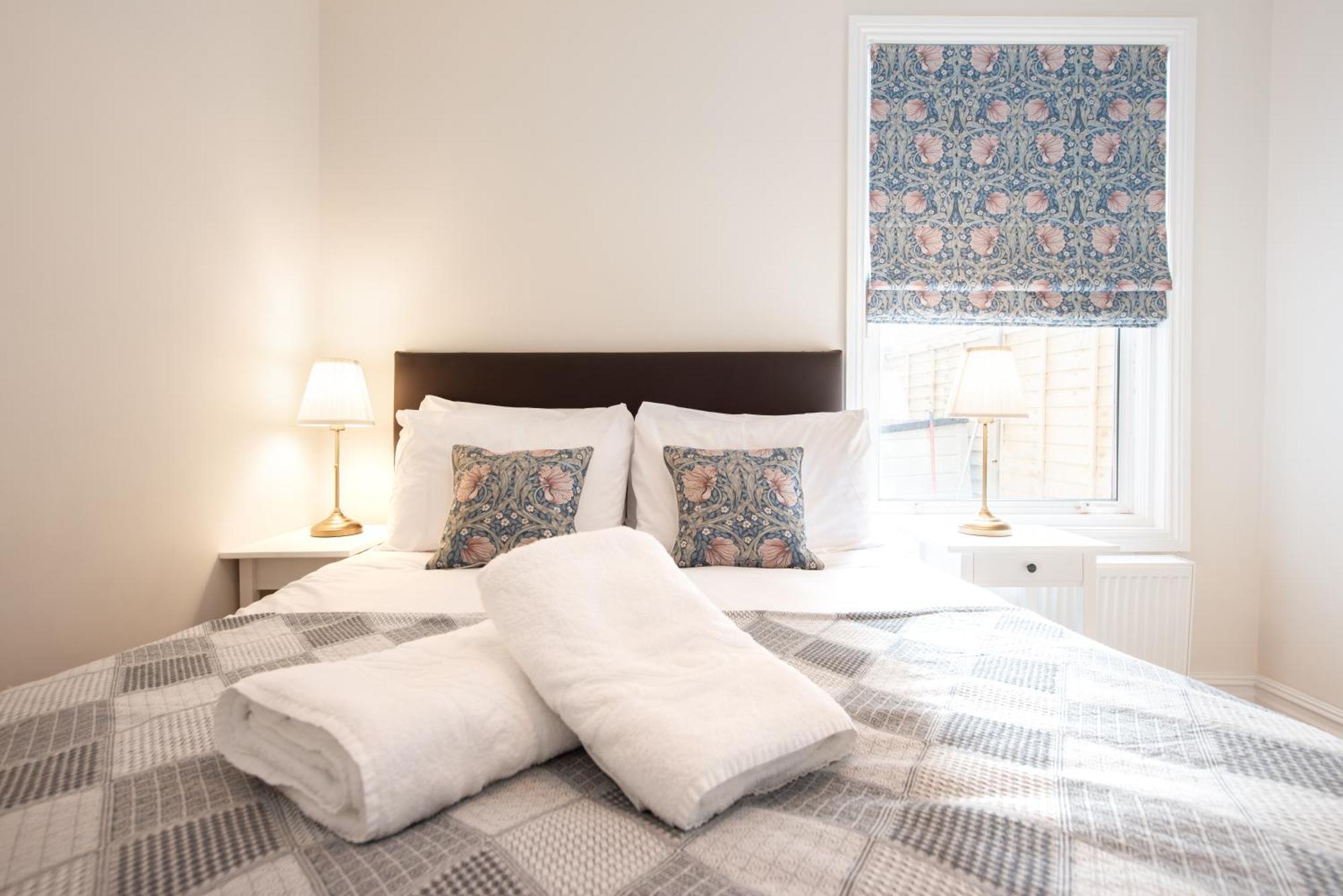 Victorian 2br Apartment, King Beds, Fast Wifi, Near Shops, Cafes & Transport, E17 Appartement *
