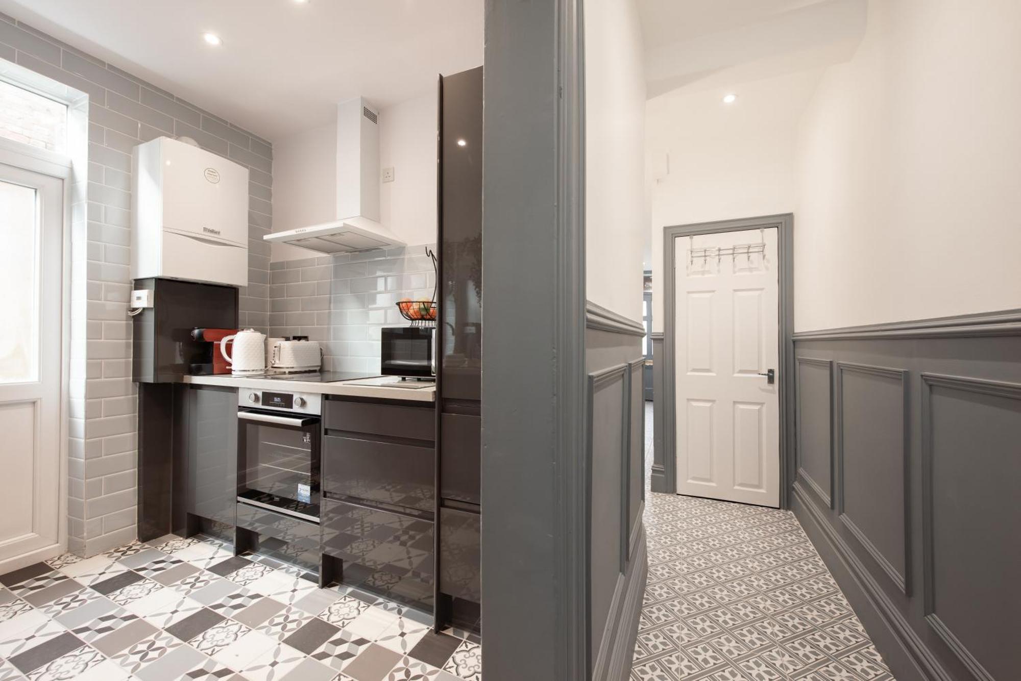Victorian 2br Apartment, King Beds, Fast Wifi, Near Shops, Cafes & Transport, E17 Appartement *