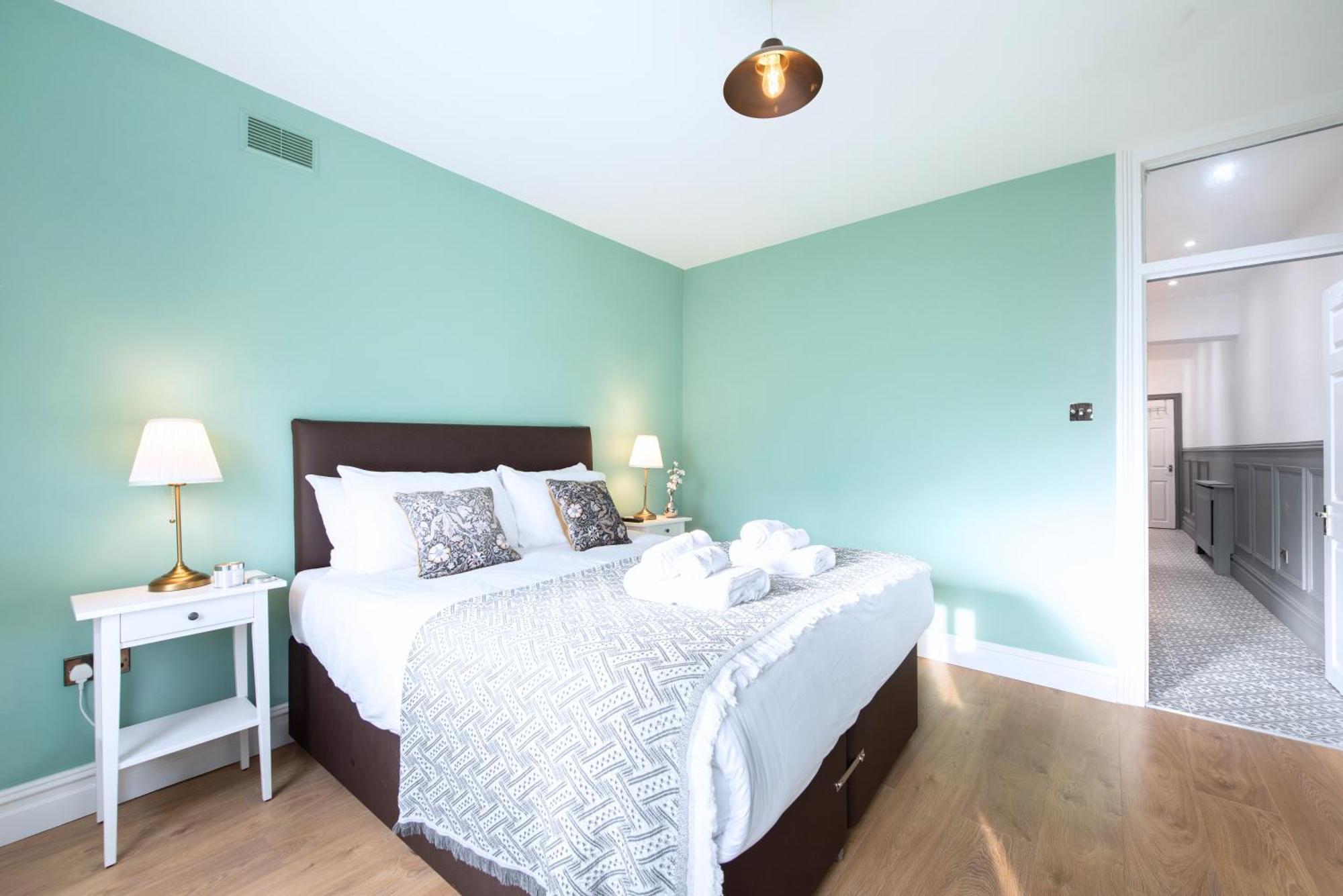 Victorian 2br Apartment, King Beds, Fast Wifi, Near Shops, Cafes & Transport, E17 Appartement Londres