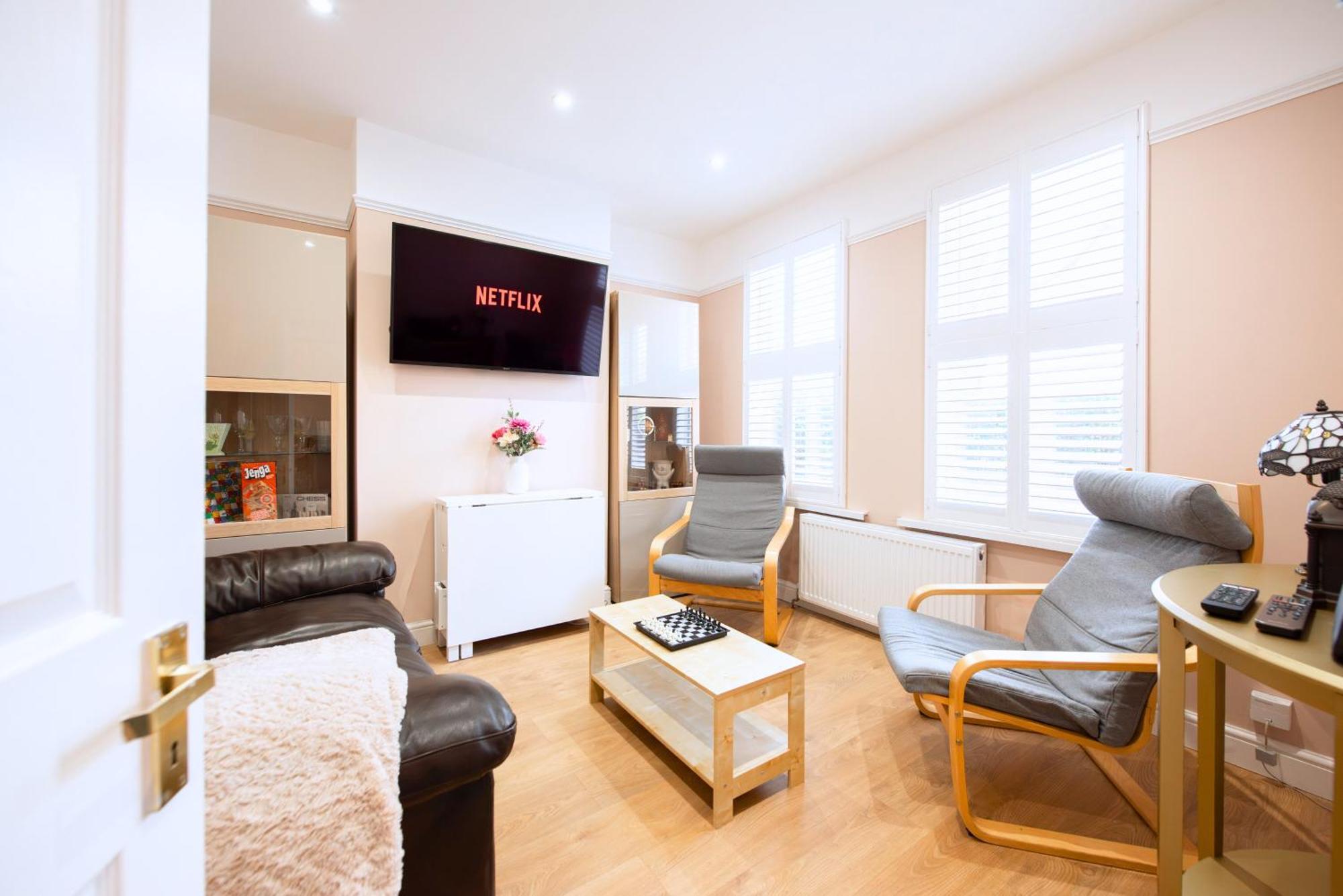 Victorian 2br Apartment, King Beds, Fast Wifi, Near Shops, Cafes & Transport, E17 Appartement Londres